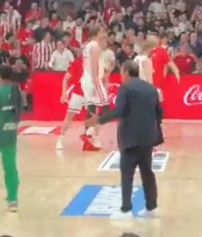 Έξω Φρενών ο Αταμάν – Μπήκε μέσα στο παρκέ (VIDEO)