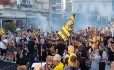 Χαμός και στο Αίγιο: Λαοθάλασσα για την κούπα της πρωταθλήτριας ΑΕΚ! (VIDEO)