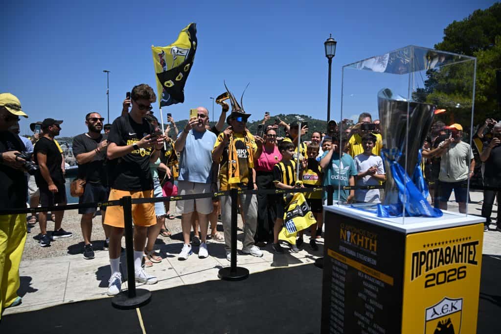 «Κιτρινόμαυρος» χαμός στην Σκιάθο – Πλήθος κόσμου για το τρόπαιο της ΑΕΚ (VIDEO)