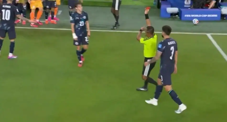Η FIFA απέβαλε σχολιαστή από το Μουντιάλ για την αντιδρασή του στην… κόκκινη του Αλμιρόν (VIDEO)