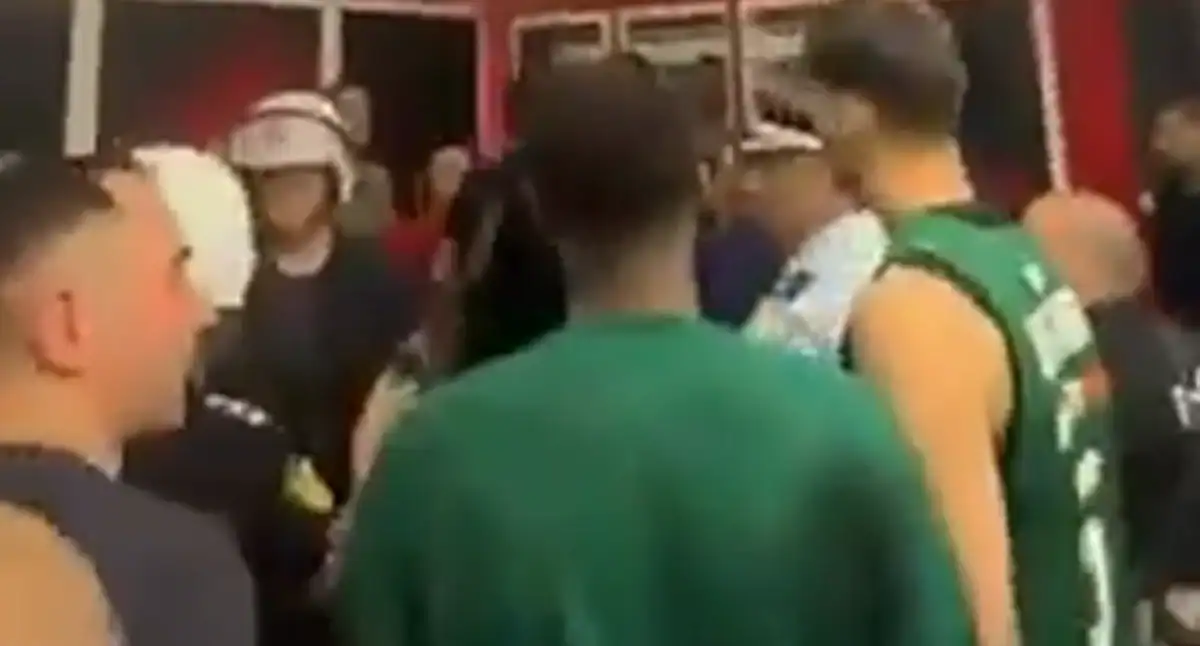 Νέο VIDEO με το χάος στα αποδυτήρια του ΣΕΦ: Μεγάλη ένταση ανάμεσα σε ΜΑΤ και παίκτες του Παναθηναϊκού