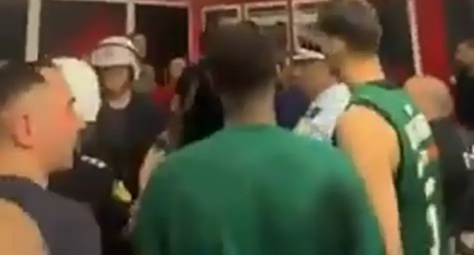Νέο VIDEO με το χάος στα αποδυτήρια του ΣΕΦ: Μεγάλη ένταση ανάμεσα σε ΜΑΤ και παίκτες του Παναθηναϊκού