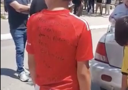 «Οταν μεγαλώσεις να ακολουθήσεις το δρόμο της αξιοπρέπειας»: Το συγκλονιστικό μήνυμα του Ηλιόπουλου σε φανέλα μικρού φίλου του Ολυμπιακού (VIDEO)