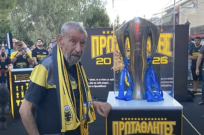 Μια ζωή μόνο ΑΕΚ: 93χρονος φίλαθλος φωτογραφήθηκε με την κούπα της πρωταθλήτριας στη Νέα Πέραμο! (VIDEO)