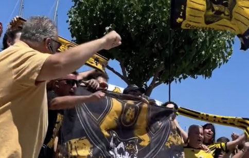 «Ντύθηκε» στα κιτρινόμαυρα και η Σκόπελος – Χαμός για το τρόπαιο της πρωταθλήτριας ΑΕΚ (VIDEO)