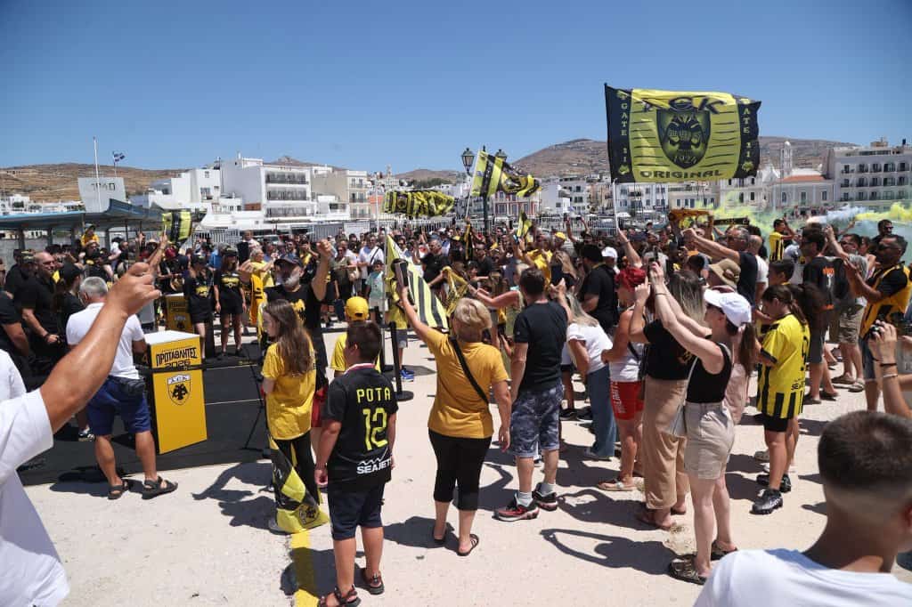 «Κιτρίνισε» η Τήνος για την ΑΕΚάρα – Πάνω από 300 Ενωσίτες για την κούπα του πρωταθλήματος!