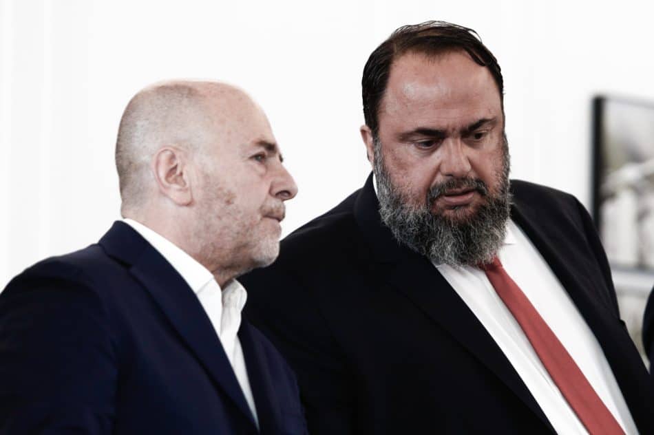 Πανηγυρίζουν που επιβιώνουν κάτω από το τραπέζι