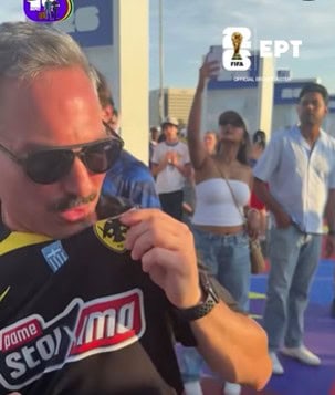 ΑΕΚΑΡΑ και στο Μουντιάλ: Eλληνοαμερικανός είδε Γαλλία-Σουηδία με φανέλα της ΑΕΚ (VIDEO)