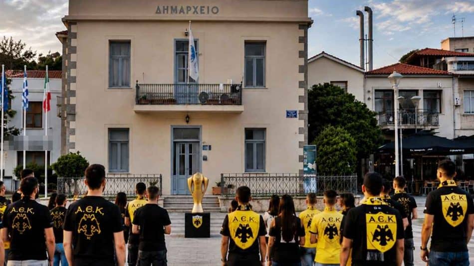 Ανατριχίλα, φίλοι της ΑΕΚ έψαλαν τον Εθνικό Ύμνο με την μπάντα του Στρατού! (VIDEO)
