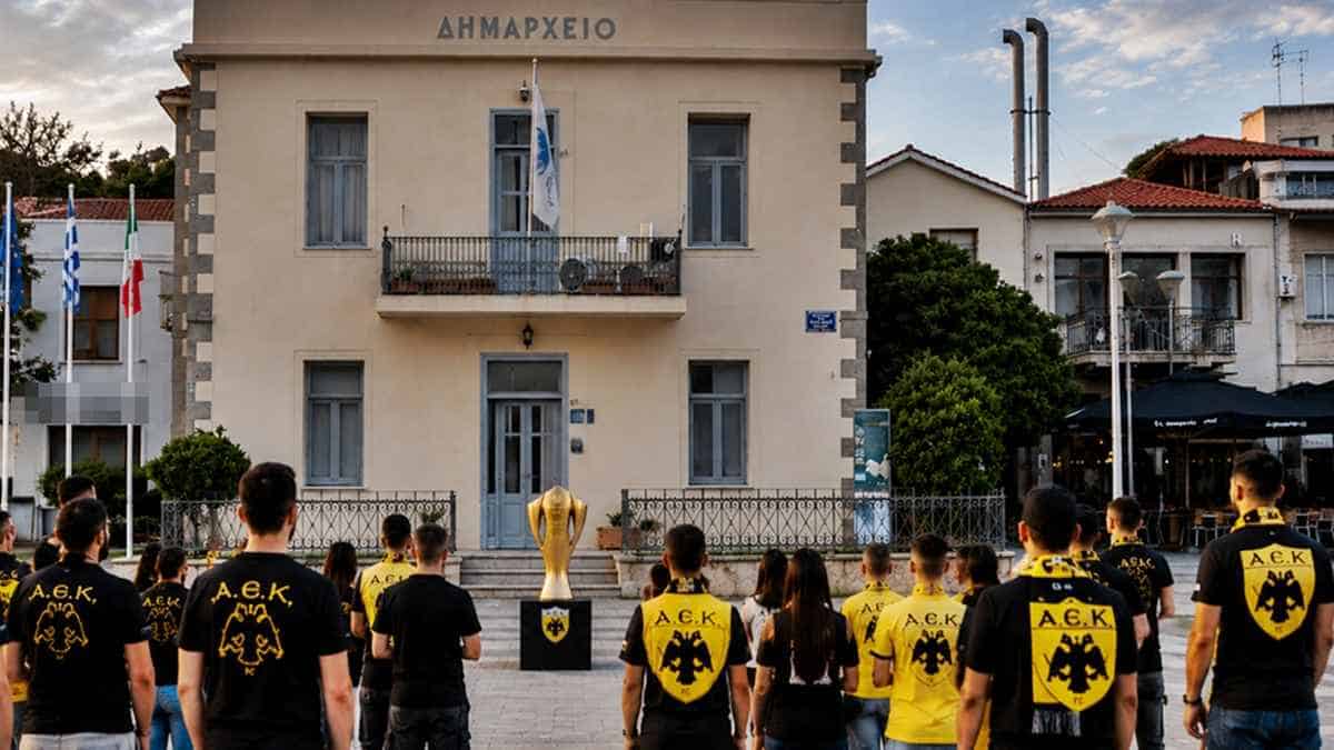 Ανατριχίλα, φίλοι της ΑΕΚ έψαλαν τον Εθνικό Ύμνο με την μπάντα του Στρατού! (VIDEO)
