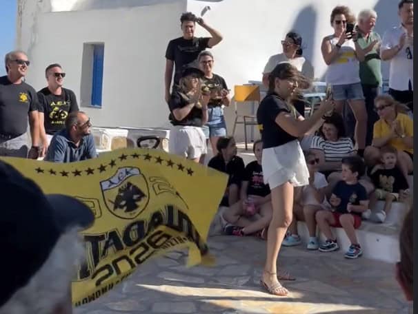 «Ντύθηκε» στα κιτρινόμαυρα η Ανάφη για το τρόπαιο της πρωταθλήτριας ΑΕΚ! (VIDEO)