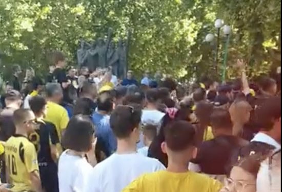 «Ντύθηκαν» στα κιτρινόμαυρα (και) τα Τρίκαλα για το τρόπαιο της Πρωταθλήτριας ΑΕΚ! (VIDEO)