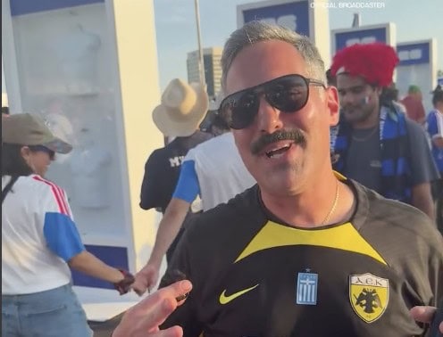 ΑΕΚ και στο Μουντιάλ! «Τρελαμένος» Ελληνοαμερικάνος Ενωσίτης παρακολούθησε το Γαλλία – Σουηδία με την κιτρινόμαυρη φανέλα (VIDEO)