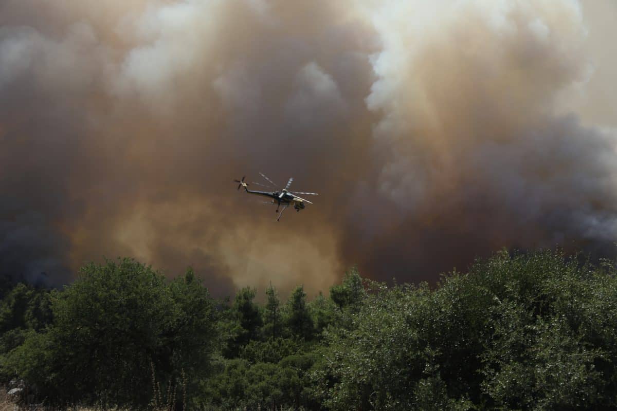 Συγκρούστηκαν και έπεσαν δύο ελικόπτερα τύπου Bell – Επιχειρούσαν στη φωτιά της Ψάθας