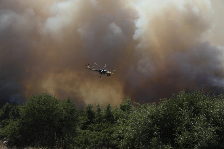 Συγκρούστηκαν και έπεσαν δύο ελικόπτερα τύπου Bell – Επιχειρούσαν στη φωτιά της Ψάθας