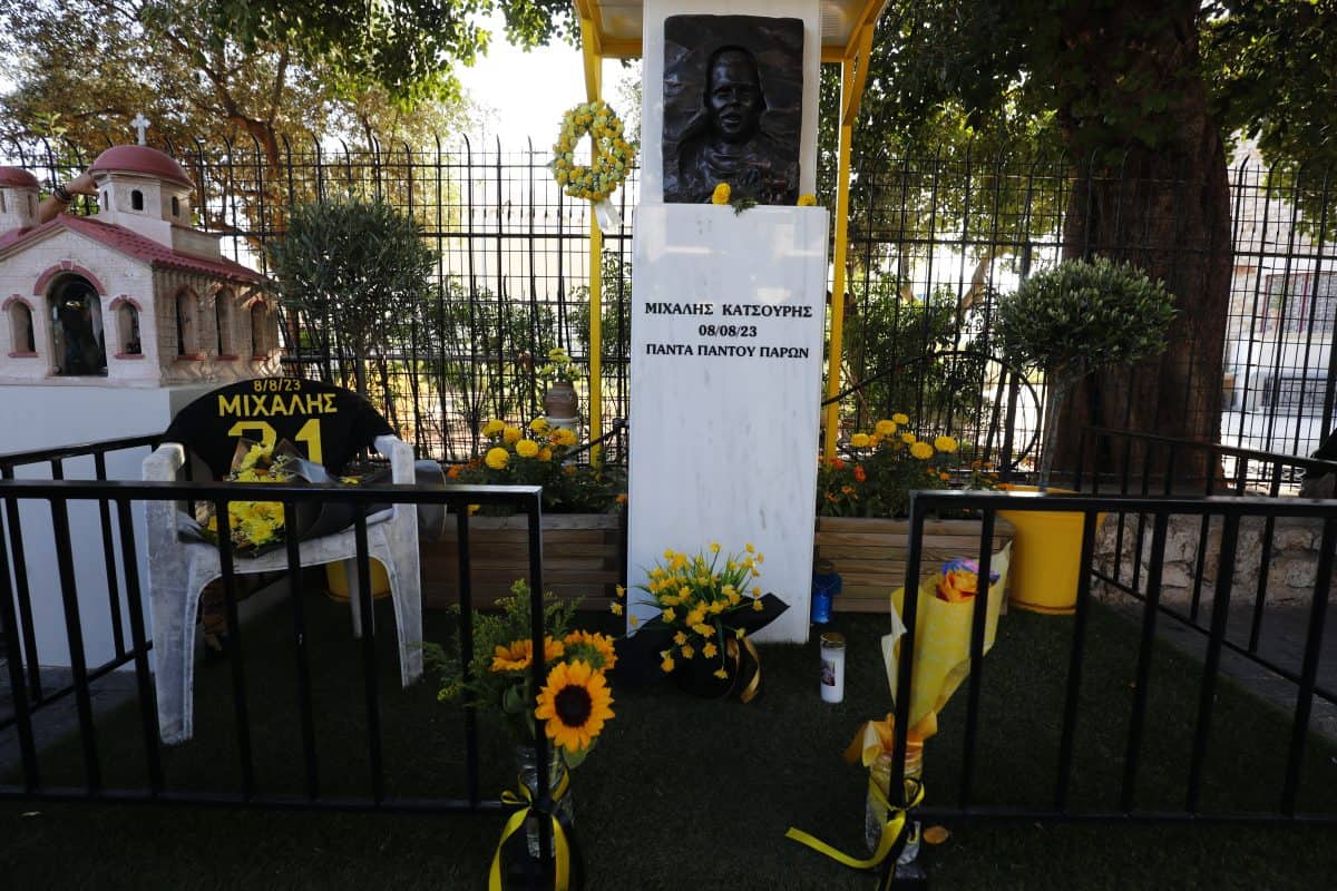 Μιχάλης Κατσούρης: Τελέστηκε το μνημόσυνο στη σκιά μιας δικαιοσύνης που ακόμη καθυστερεί (ΦΩΤΟ)