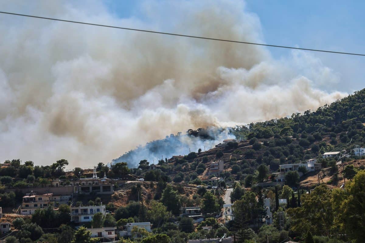 Φωτιά στην Σαλαμίνα: Δύο νεκροί και τέσσερεις τραυματίες στο Κέντρο Υγείας Σαλαμίνας