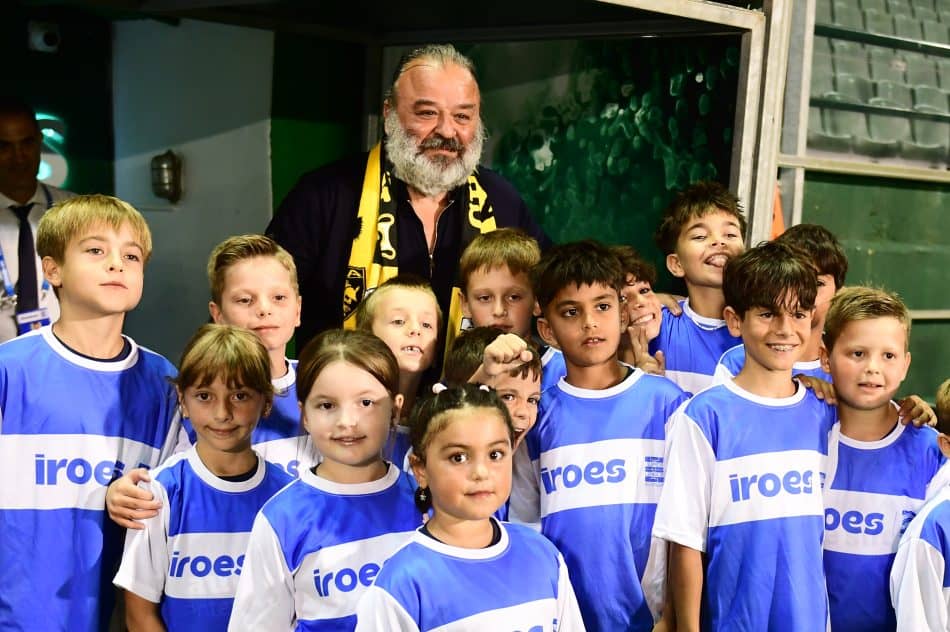 Όμορφες εικόνες: Ο Ηλιόπουλος φωτογραφήθηκε με δεκάδες παιδιά πριν το Κηφισιά – ΑΕΚ! (ΦΩΤΟ)