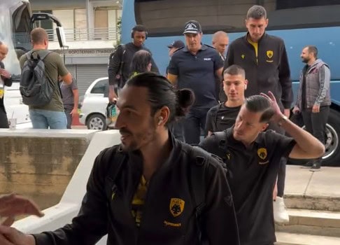 Έφτασε η ΑΕΚ στο «Ανδρέας Παπανδρέου» για τον ημιτελικό του Super Cup με τον Ολυμπιακό