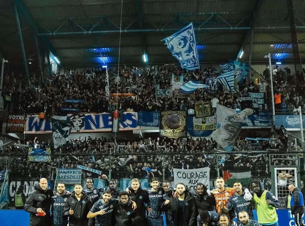 Οπαδοί της ΑΕΚ στην έδρα της Τρουά μαζί με τους Μασσαλούς (ΦΩΤΟ)