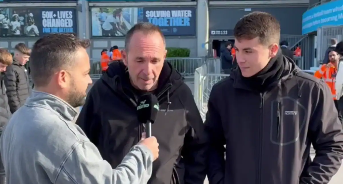 «Μαζί σου παντού»: Πατέρας και γιος ταξίδεψαν στο Μάντσεστερ για την ΑΕΚ και συγκινούν!