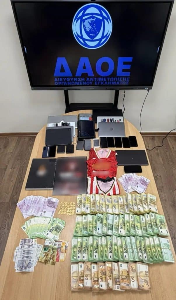 Ντοκουμέντο: Τα χρήματα και οι φανέλες του… Ολυμπιακού που κατέσχεσε η αστυνομία από την έρευνα για τη μαφία του ελληνικού μπάσκετ! (ΦΩΤΟ)
