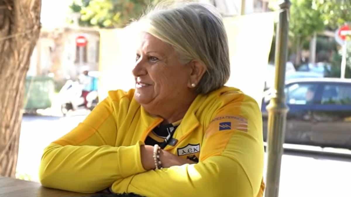 «Όχι βία, μόνο αγάπη»: Η συγκινητική ιστορία της κυρίας Καίτης που υποδέχεται πάντα την ΑΕΚ στη Νέα Φιλαδέλφεια