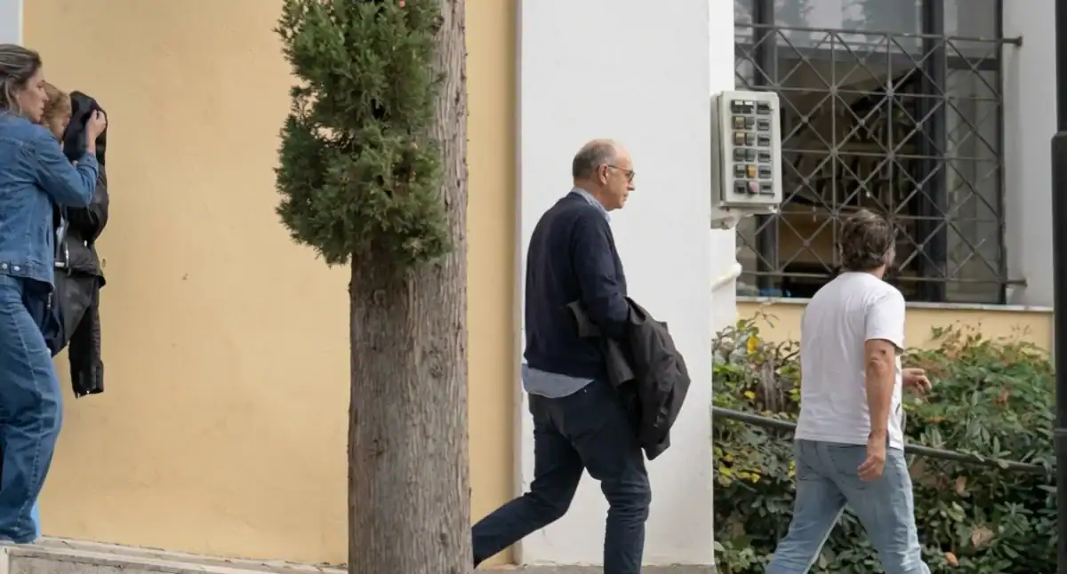 Aποχώρηση Λιόλιου και Τσαρούχα από την Ευελπίδων με χειροπέδες! (VIDEO)