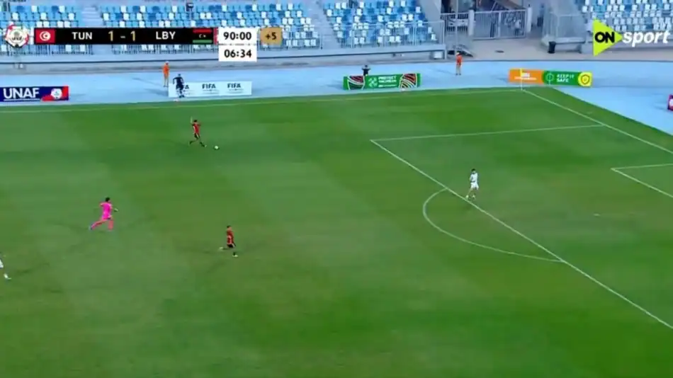 Τυνησία-Λιβύη Κ20: Διαιτητής σφυρίζει offside πίσω από το κέντρο και όλοι πέφτουν πάνω του