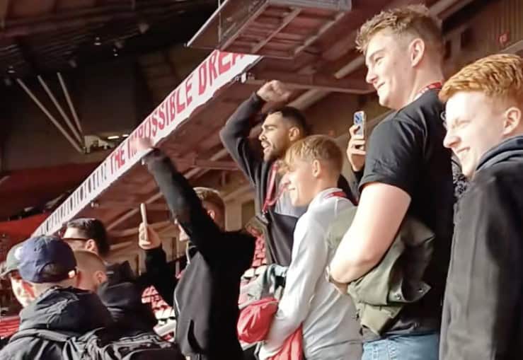 ΑΕΚτζήδες έκαναν εξέδρα στο Old trafford (VIDEO)